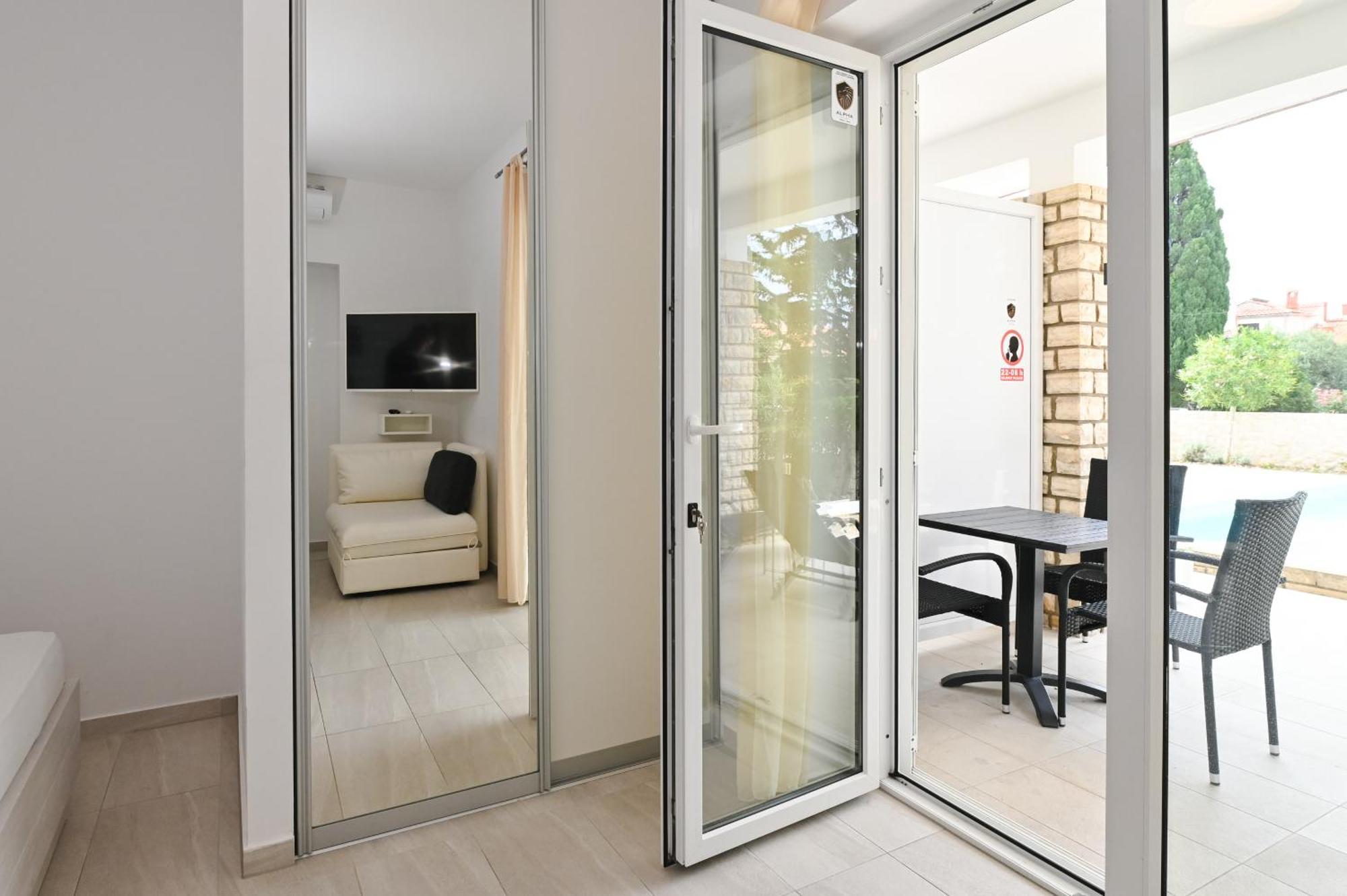 Seagull Pool Apartments & Studios Novalja Exterior photo