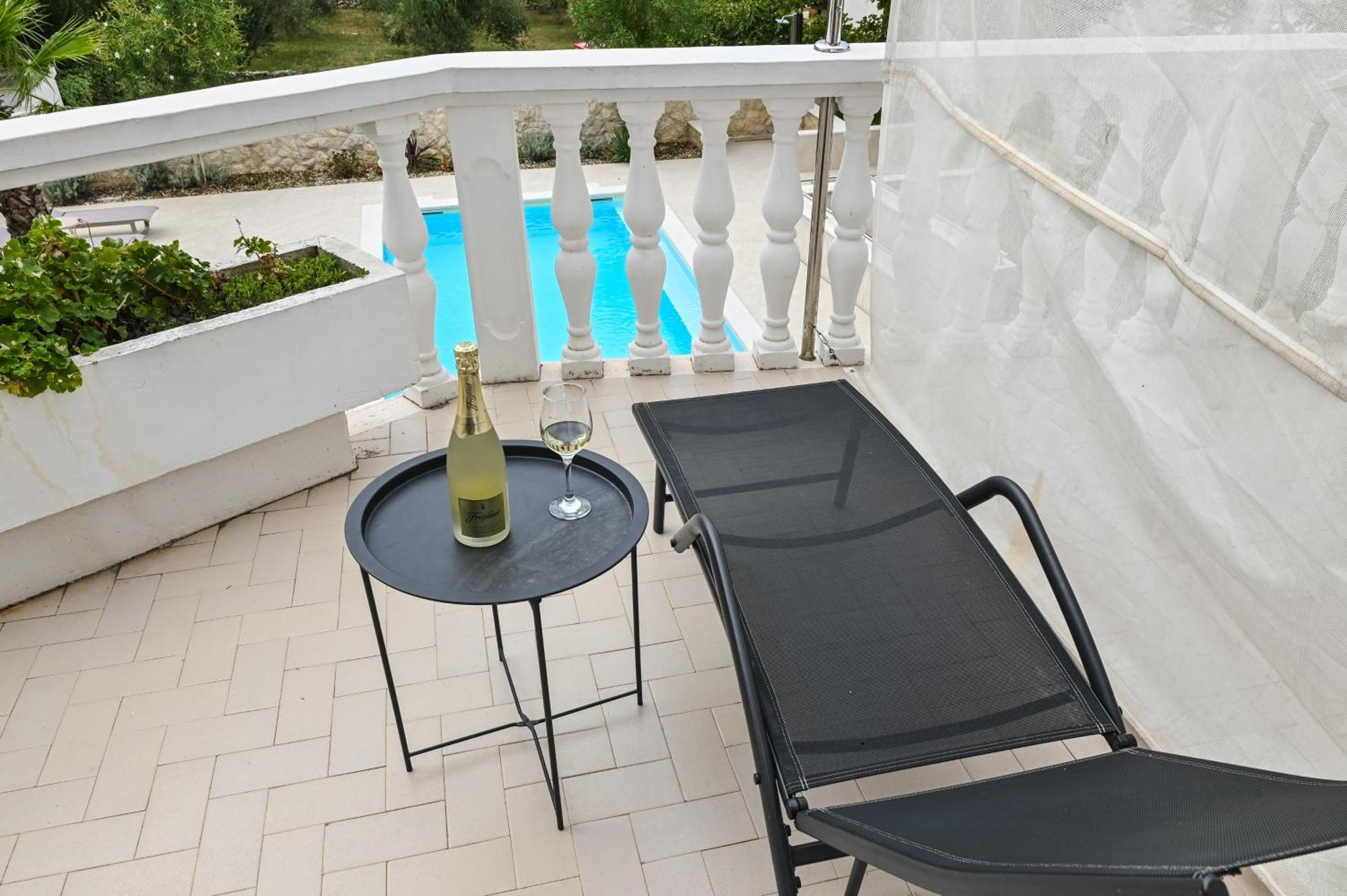 Seagull Pool Apartments & Studios Novalja Room photo