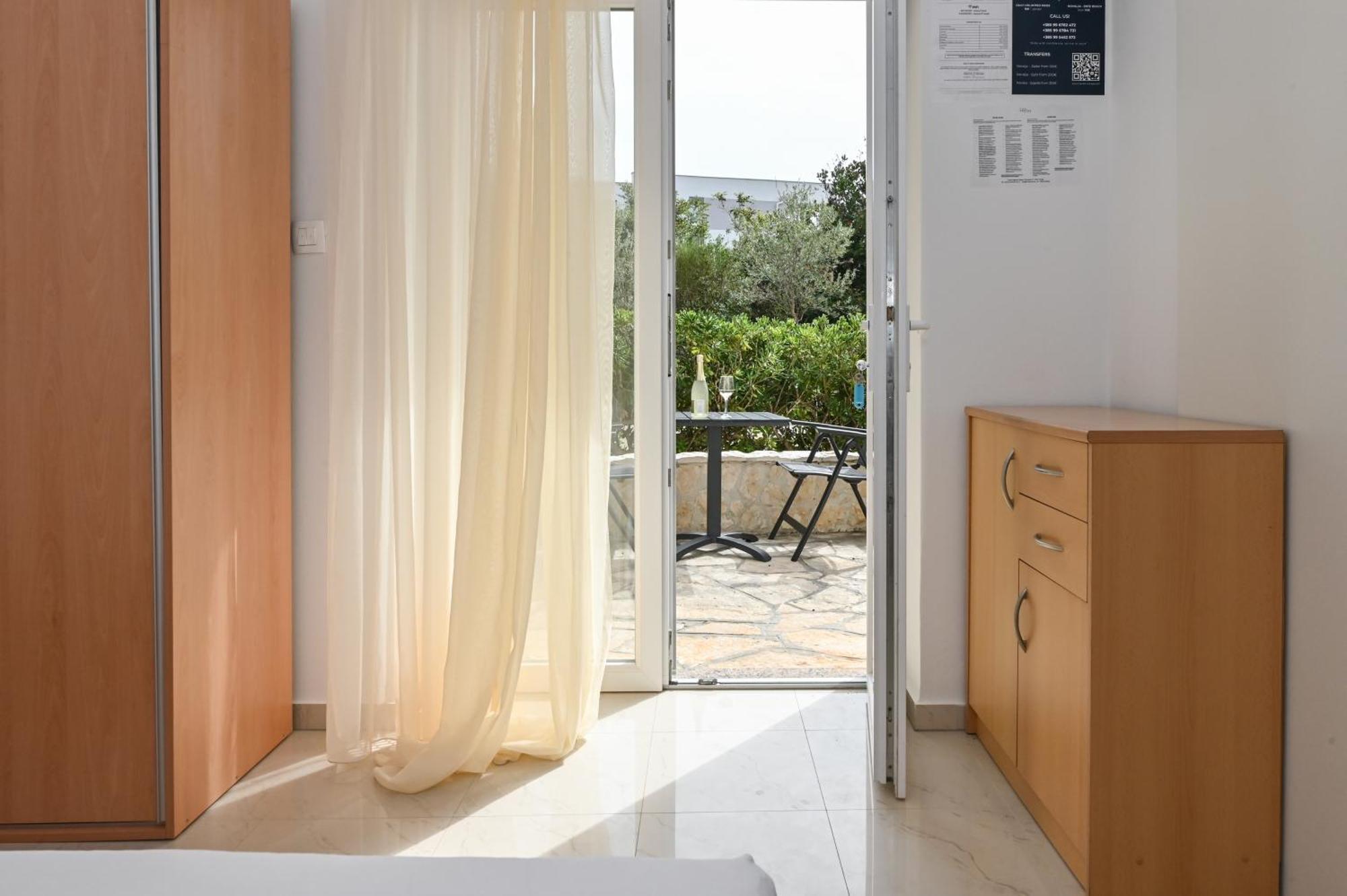 Seagull Pool Apartments & Studios Novalja Room photo