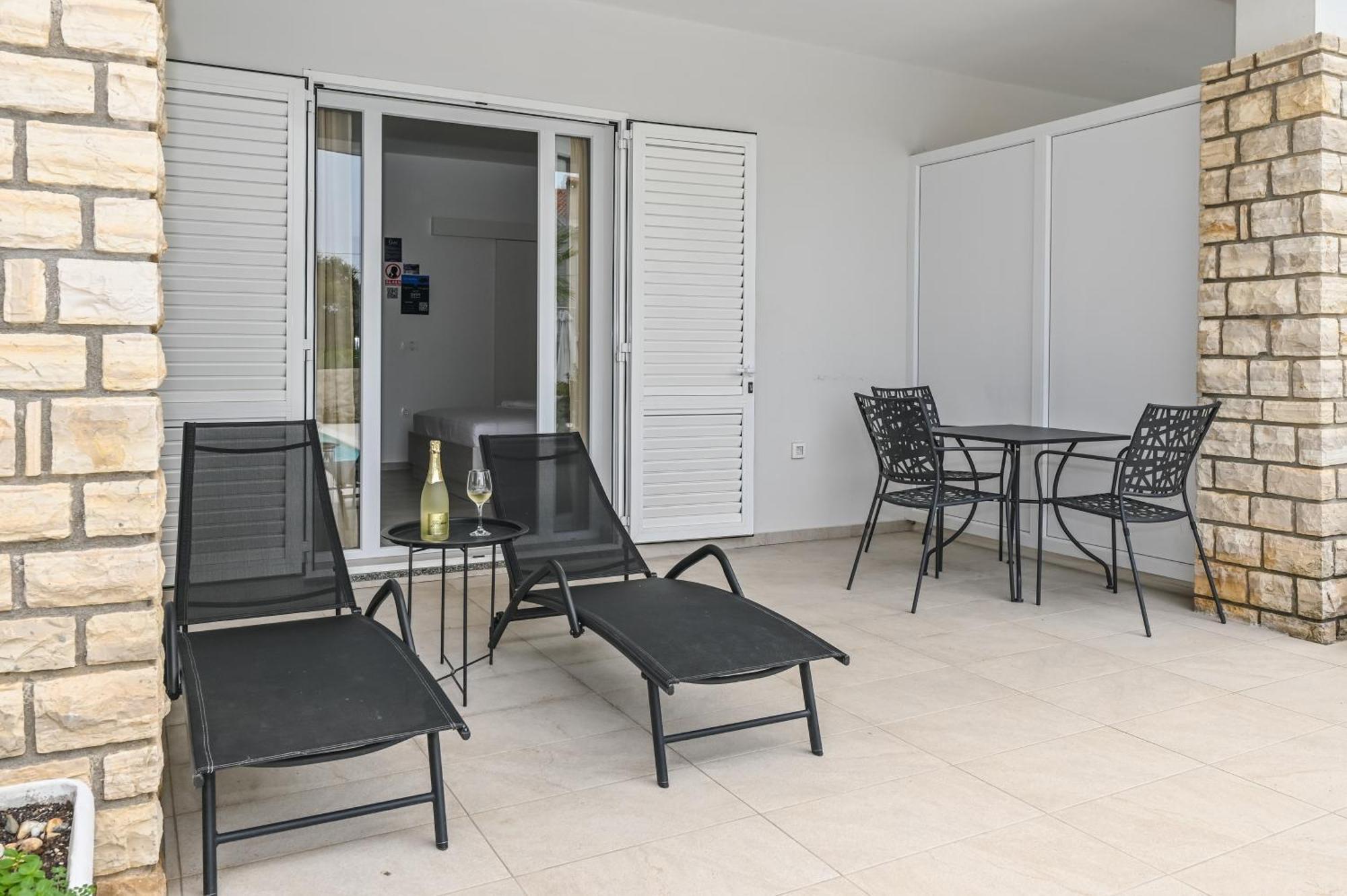 Seagull Pool Apartments & Studios Novalja Room photo